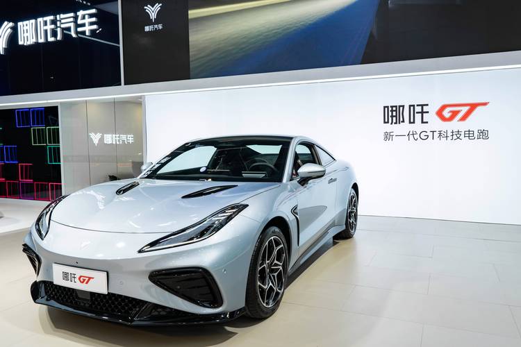 惠州201哪吒汽车在智能汽车领域的表现，领途汽车在新能源汽车市场中的影响力